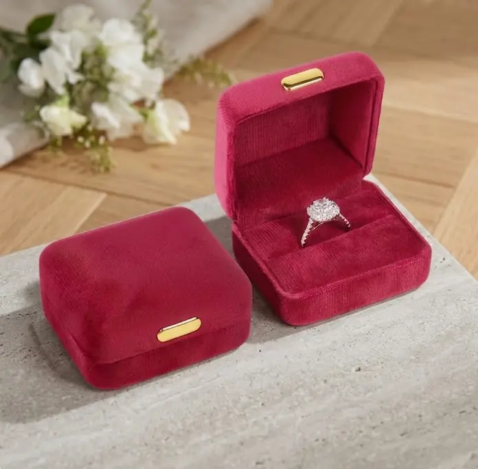 Gredzenu kastīte Fuksija