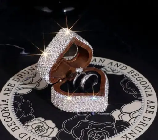 [BOX28] Gredzenu kastīte Mirdzums